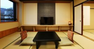 低いテーブルと座布団のある畳の部屋
