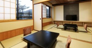 ローテーブル、座椅子、テレビのある畳の客室
