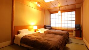 畳敷きの客室のツインベッド