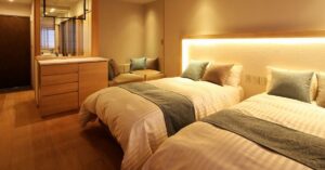 モダンな客室のツインベッド2台