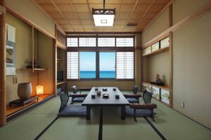 Tatami-Zimmer mit niedrigem Tisch und Stühlen