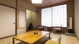 Camera in tatami con tavolo basso e sedie