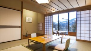 Camera in tatami con tavolo basso e sedie da pavimento