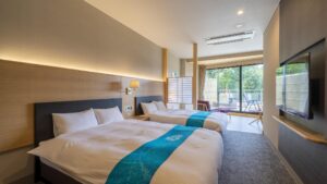 Due letti in una camera con area salotto