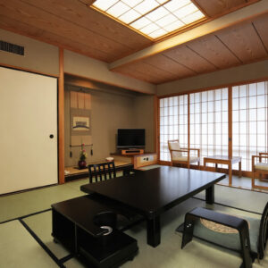 Camera in tatami con tavolo basso e sedie