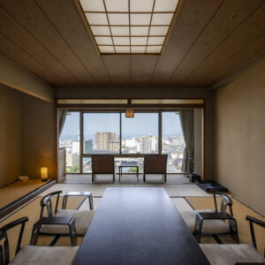 Camera in tatami con tavolo basso e sedie vicino alla finestra