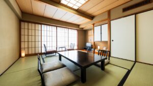 Camera con tatami, tavolo basso e sedie da pavimento