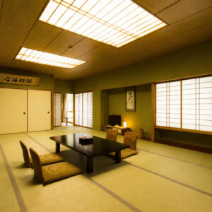 Camera in tatami con tavolo basso e sedie da pavimento