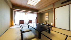 Camera con tatami, tavolo basso e sedie da pavimento