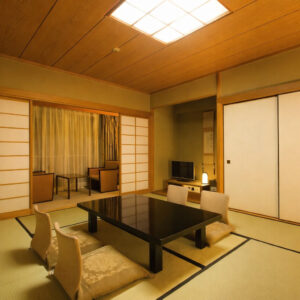 Camera in tatami con tavolo basso e sedie da pavimento