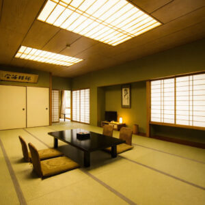Camera in tatami con tavolo basso e sedie da pavimento