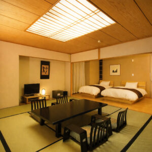 Camera in tatami con tavolo basso e due letti singoli