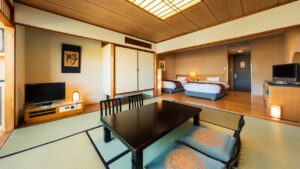 Camera in tatami con tavolo basso e letti singoli gemelli