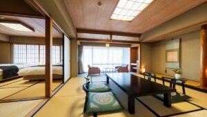 Camera con tatami, tavolo basso, cuscini da pavimento e sedie