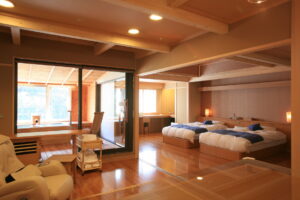 Chambre avec deux lits et coin salon