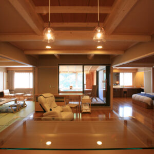 Chambre spacieuse avec canapé et coin salon en tatami