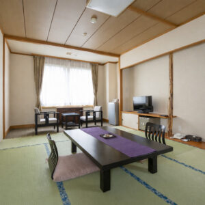 Chambre en tatami avec table basse et chaises près de la fenêtre
