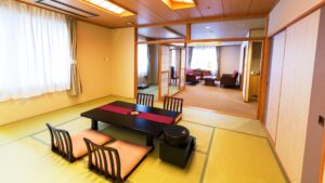 Chambre en tatami avec table basse et chaises de sol