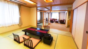 Chambre en tatami avec table basse et chaises de sol