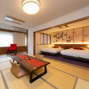 Chambre en tatami avec table basse et lits jumeaux