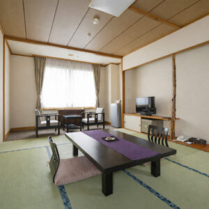 Chambre en tatami avec table basse, chaises et fenêtre