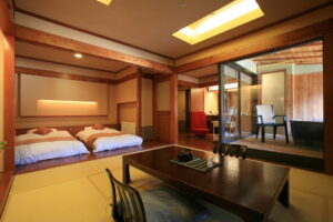 Chambre en tatami avec lits jumeaux et table basse