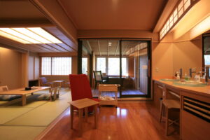 Coin salon en tatami et coiffeuse dans une chambre de ryokan