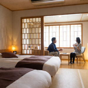 Lits jumeaux dans une chambre de style japonais