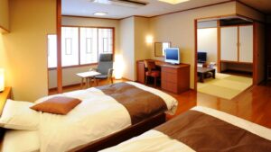 Lits jumeaux dans une chambre d’hôtes de style japonais