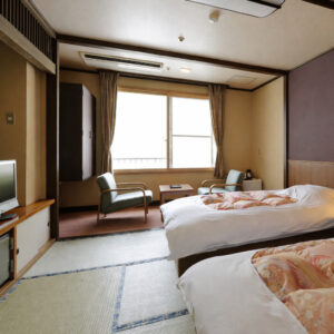 Lits jumeaux dans une chambre d’hôtes en tatami