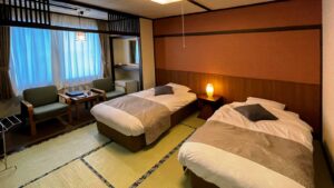 Lits jumeaux dans une chambre d’hôtes avec tatami