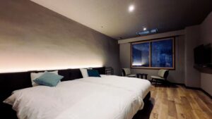 Deux lits dans une chambre moderne