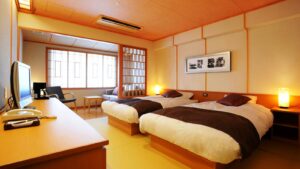 Deux lits dans une chambre de style tatami