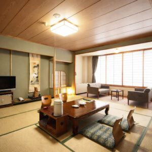 Camera in tatami con tavolo basso e sedie accanto alla finestra