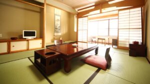 Camera in tatami con tavolo basso e sedie da pavimento