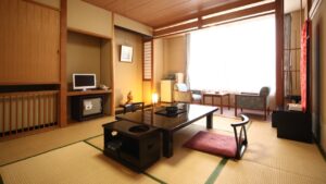 Camera in tatami con tavolo basso e cuscini da pavimento