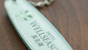 木のテーブルの上に置かれたホテルウェルシーズンのキーホルダー