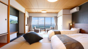 バルコニー付きの畳の客室にあるツインベッド。