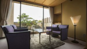 Stühle und Tisch neben einem großen Fenster im Zimmer