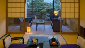 Sitzbereich im Tatami-Zimmer mit Blick auf ein Gartenfenster