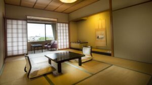 Tatami-Zimmer mit niedrigem Tisch und Bodensesseln