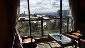 Zwei Stühle und ein Tisch an einem großen Fenster