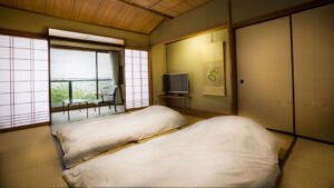 Zwei Futons in einem Ryokan-Zimmer mit Tatamiboden
