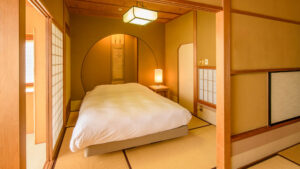 榻榻米房间里的矮床，配有障子门