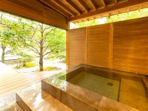 花园旁的私人露天浴池