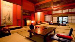 带矮桌和坐垫椅的榻榻米客房