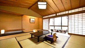 带矮桌和和室椅的榻榻米客房
