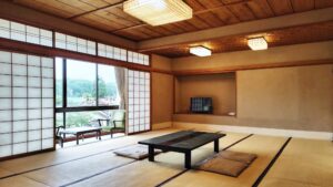 配有矮桌和坐垫的榻榻米房间
