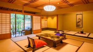 设有矮桌和临庭院座椅的榻榻米房间