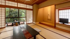 带矮桌和窗边座位的榻榻米客房